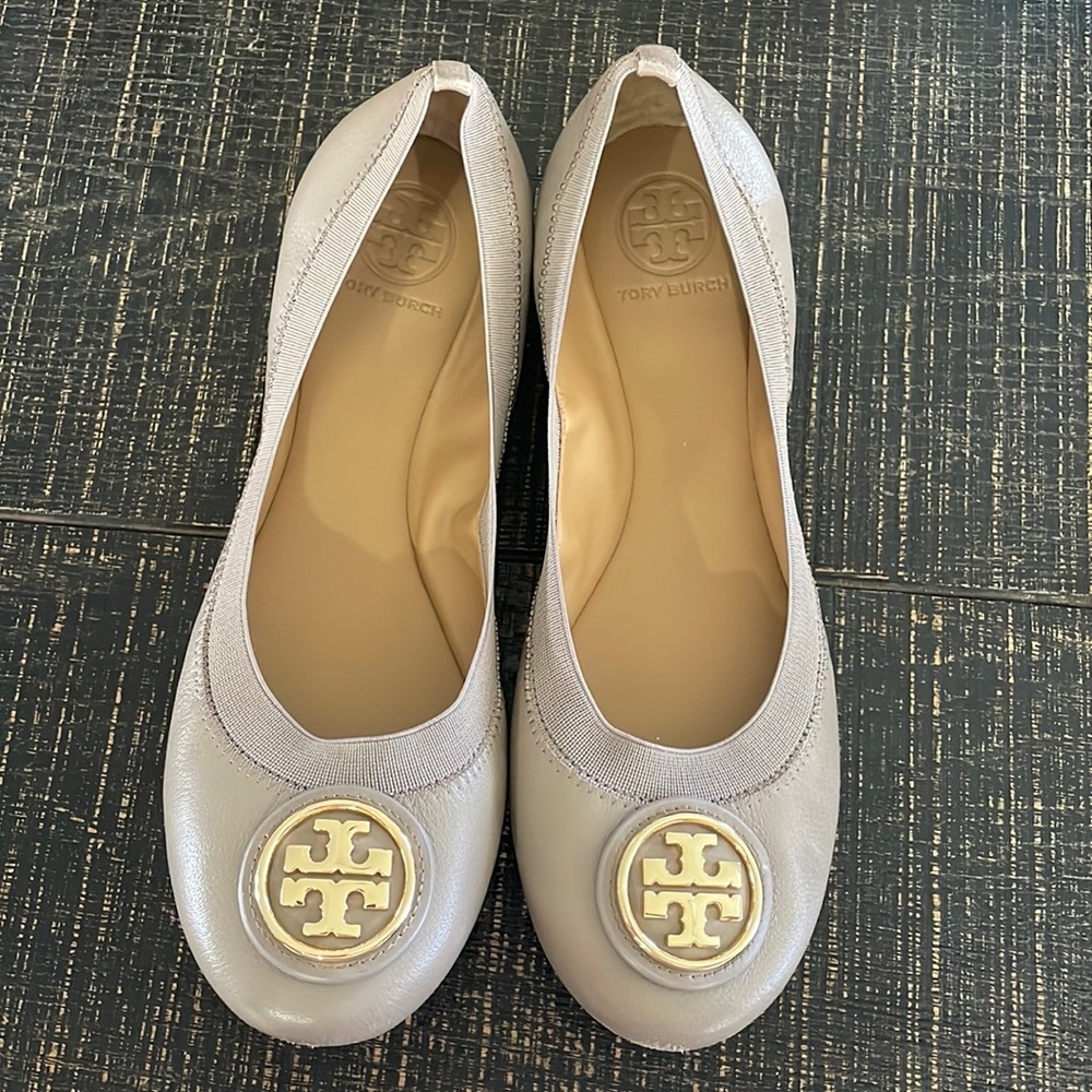TORY BURCH dark taupe color Leather Ballet Flats Round Toe Gold Logo Emblem 9.5M